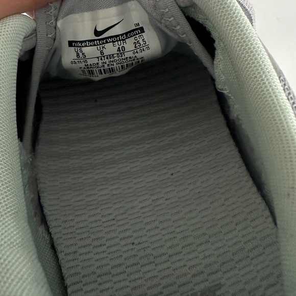 Nike Women’s Athletic Shoe Size 8.5 US Light Gray - Picture 10 of 10